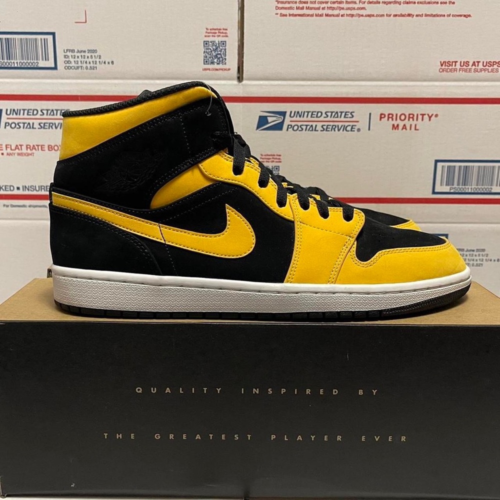 Nike Air Jordan 1 Retro Mid “Reverse New Love”